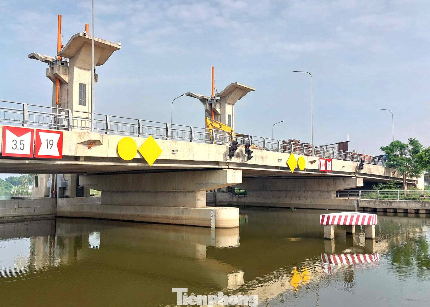 Trong tình huống cực đoan khi mưa lớn, kết hợp triều cao, hệ thống quan trắc phát tín hiệu cảnh báo và các van cống bắt đầu đóng lại, ngăn triều xâm nhập vào kênh rạch. Vào mùa khô, khi hệ thống quan trắc cảnh báo và phát tín hiệu triều thấp, hệ thống 2 cống ngăn triều lớn sẽ tự động đóng, khép kín kênh rạch cho toàn bộ khu vực, bảo lưu lượng nước trong nội đô ở mực nước phù hợp, hạn chế tình trạng mất mỹ quan, cũng như giúp cải thiện môi trường nước và khu vực sinh sống.