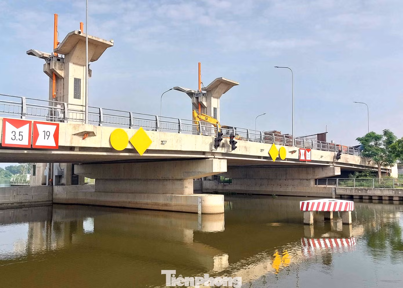 Trong tình huống cực đoan khi mưa lớn, kết hợp triều cao, hệ thống quan trắc phát tín hiệu cảnh báo và các van cống bắt đầu đóng lại, ngăn triều xâm nhập vào kênh rạch. Vào mùa khô, khi hệ thống quan trắc cảnh báo và phát tín hiệu triều thấp, hệ thống 2 cống ngăn triều lớn sẽ tự động đóng, khép kín kênh rạch cho toàn bộ khu vực, bảo lưu lượng nước trong nội đô ở mực nước phù hợp, hạn chế tình trạng mất mỹ quan, cũng như giúp cải thiện môi trường nước và khu vực sinh sống. Trong tình huống cực đoan khi mưa lớn, kết hợp triều cao, hệ thống quan trắc phát tín hiệu cảnh báo và các van cống bắt đầu đóng lại, ngăn triều xâm nhập vào kênh rạch. Vào mùa khô, khi hệ thống quan trắc cảnh báo và phát tín hiệu triều thấp, hệ thống 2 cống ngăn triều lớn sẽ tự động đóng, khép kín kênh rạch cho toàn bộ khu vực, bảo lưu lượng nước trong nội đô ở mực nước phù hợp, hạn chế tình trạng mất mỹ quan, cũng như giúp cải thiện môi trường nước và khu vực sinh sống.