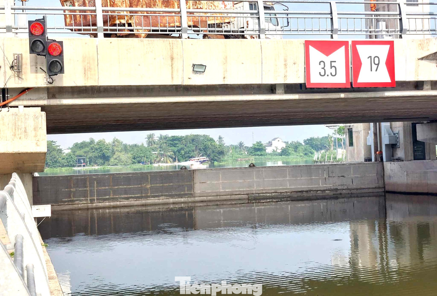 Tại cửa ngăn triều là trụ pin và tháp van cao 26,5m. Các tháp được thiết kế để chịu lực độc lập và thực hiện nhiệm vụ nâng hạ cửa van ngăn triều gần 57 tấn bằng hệ thống xi lanh thủy lực.