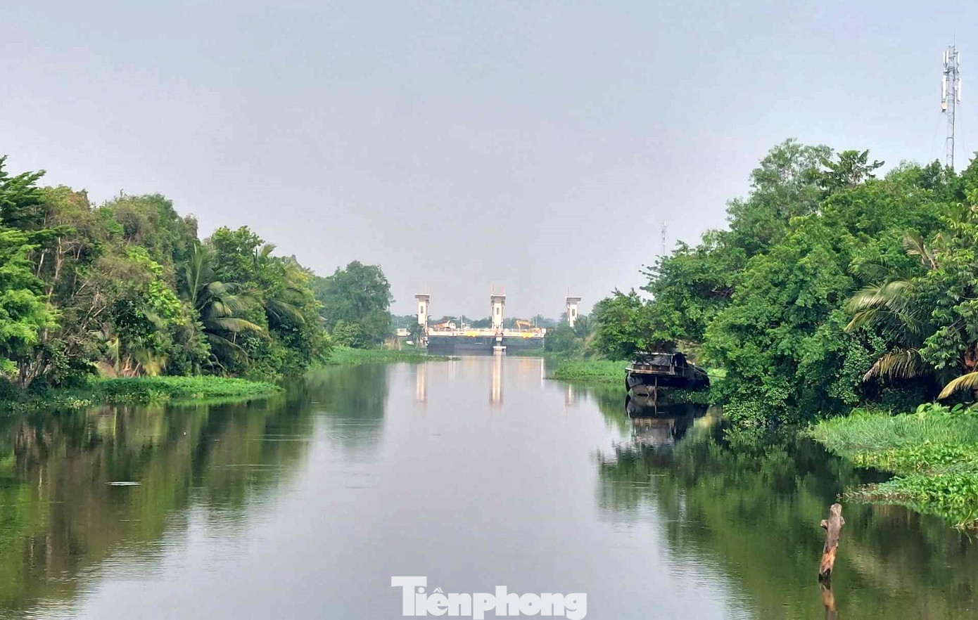 Ngày 8/6, ghi nhận của phóng viên báo Tiền Phong, công trình ngăn thủy triều, chống ngập ven sông Sài Gòn ở Bình Dương đã hoàn thành sau gần 5 năm triển khai xây dựng.