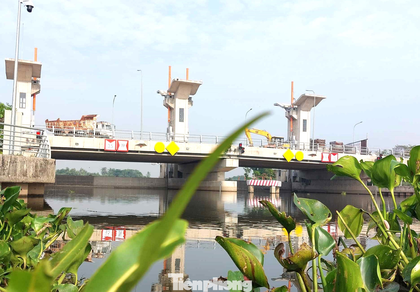 Công trình ngăn triều cường, chống ngập đầu tiên và hiện đại nhất tại tỉnh Bình Dương với tổng vốn đầu tư gần 300 tỷ đồng, được đặt tại cửa rạch phường Bình Nhâm (thành phố Thuận An, tỉnh Bình Dương).