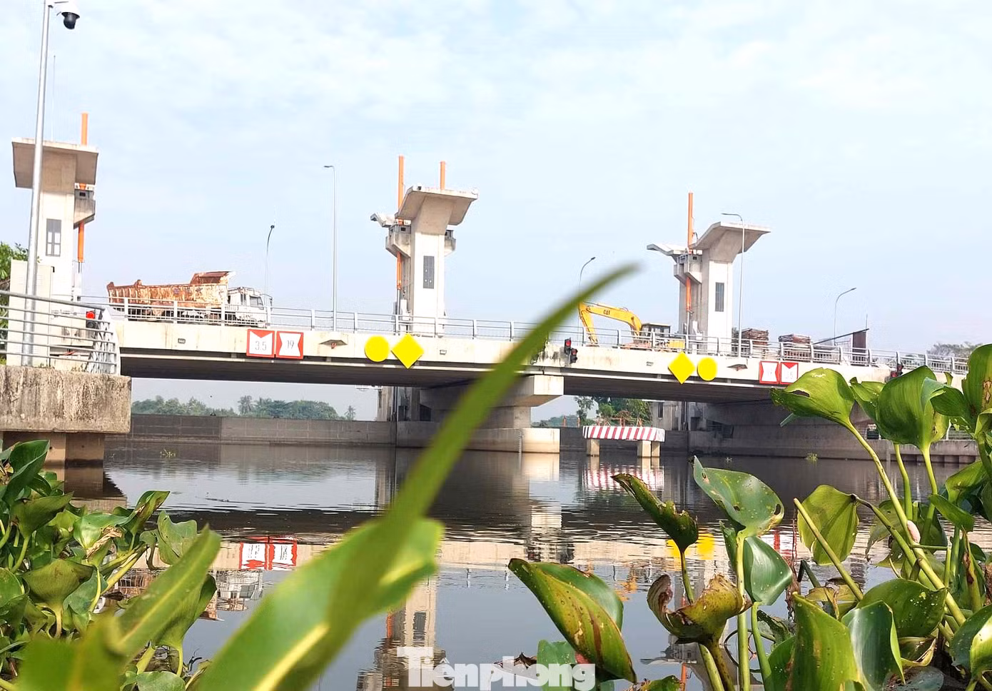 Công trình ngăn triều cường, chống ngập đầu tiên và hiện đại nhất tại tỉnh Bình Dương với tổng vốn đầu tư gần 300 tỷ đồng, được đặt tại cửa rạch phường Bình Nhâm (thành phố Thuận An, tỉnh Bình Dương). Công trình ngăn triều cường, chống ngập đầu tiên và hiện đại nhất tại tỉnh Bình Dương với tổng vốn đầu tư gần 300 tỷ đồng, được đặt tại cửa rạch phường Bình Nhâm (thành phố Thuận An, tỉnh Bình Dương).