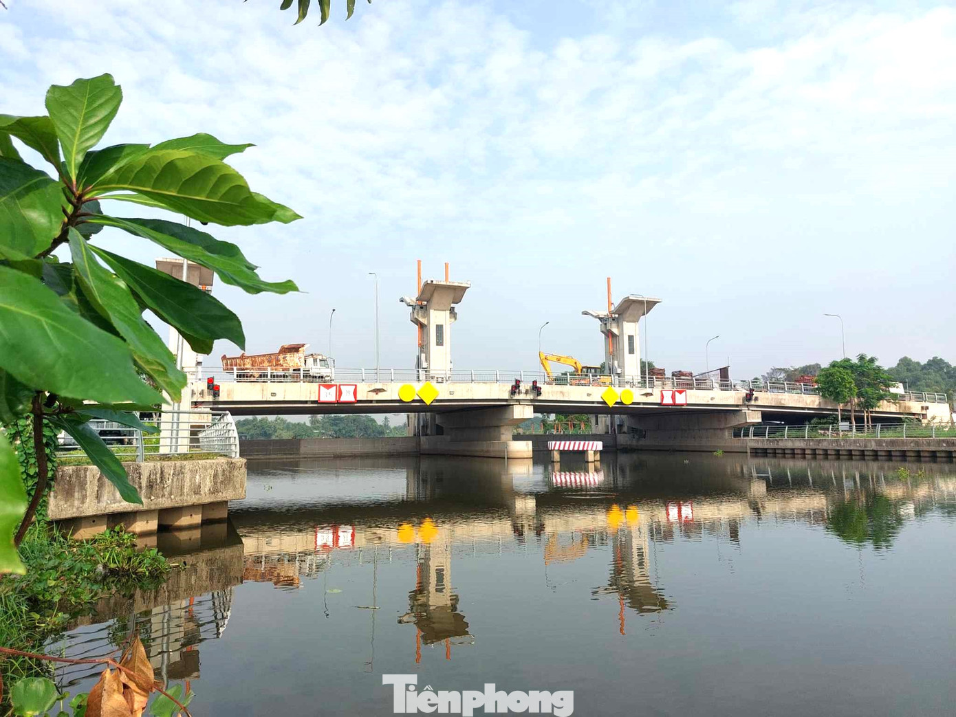 Đặc biệt, nhờ tuyến đường ven đê bao và cầu bắc qua cống, người dân nơi đây không chỉ thoát ngập úng mà còn rút ngắn được thời gian tới trung tâm thành phố Thuận An và các địa phương khác của tỉnh Bình Dương.