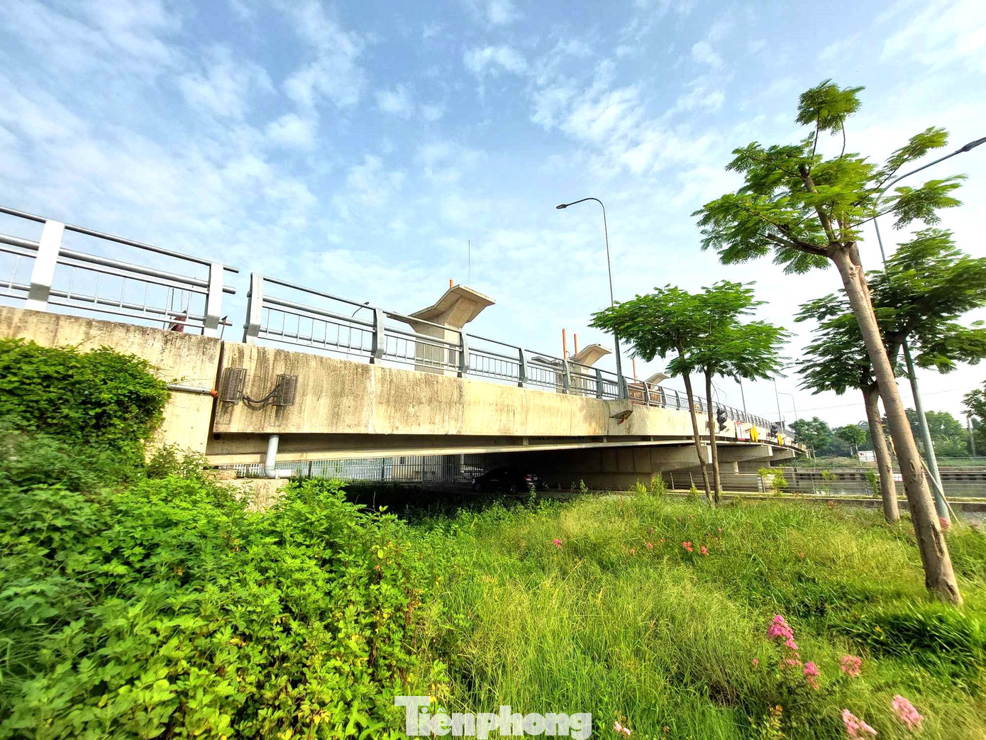 Các cống ngăn triều được vận hành bằng hệ thống SCADA và mạng lưới quan trắc mực nước kênh rạch của hơn 8 điểm thu thập dữ liệu bố trí khắp tuyến rạch. Thông qua mạng lưới này, các dữ liệu mực nước sẽ được ghi nhận, báo cáo và tự động cập nhật cho các trung tâm điều hành cống. Từ đó, các nhân viên vận hành thực hiện đóng mở các van ngăn triều hoặc hệ thống vận hành cửa van sẽ tự động đóng mở khi thông số mực nước ở tình trạng cảnh báo của triều cao.