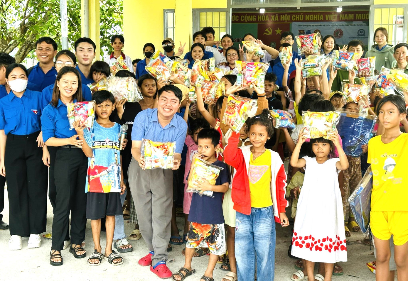 Tặng quà cho thiếu nhi có hoàn cảnh khó khăn tại tỉnh Bình Thuận.