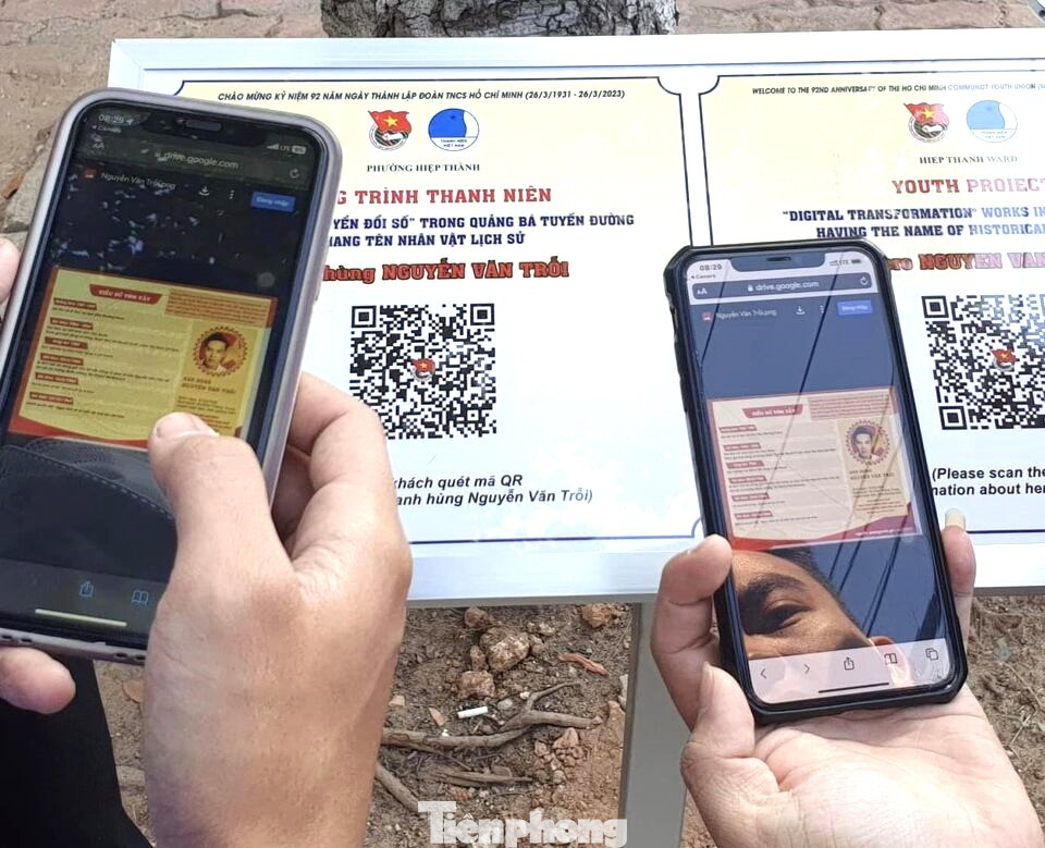 Mã QR code ngoài được gắn trên bảng tên đường còn được gắn bảng cố định Mã QR code ngoài được gắn trên bảng tên đường còn được gắn bảng cố định