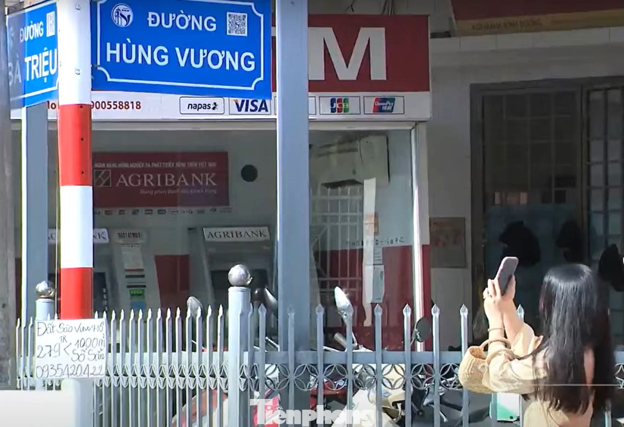 Về quy trình, nội dung tiểu sử tên đường do cơ quan quản lý về văn hóa, thể thao và du lịch địa phương cung cấp. Sau đó được tạo mã quét QR code riêng cho từng tuyến đường và được dán tích hợp lên biển báo tên đường. Về quy trình, nội dung tiểu sử tên đường do cơ quan quản lý về văn hóa, thể thao và du lịch địa phương cung cấp. Sau đó được tạo mã quét QR code riêng cho từng tuyến đường và được dán tích hợp lên biển báo tên đường.