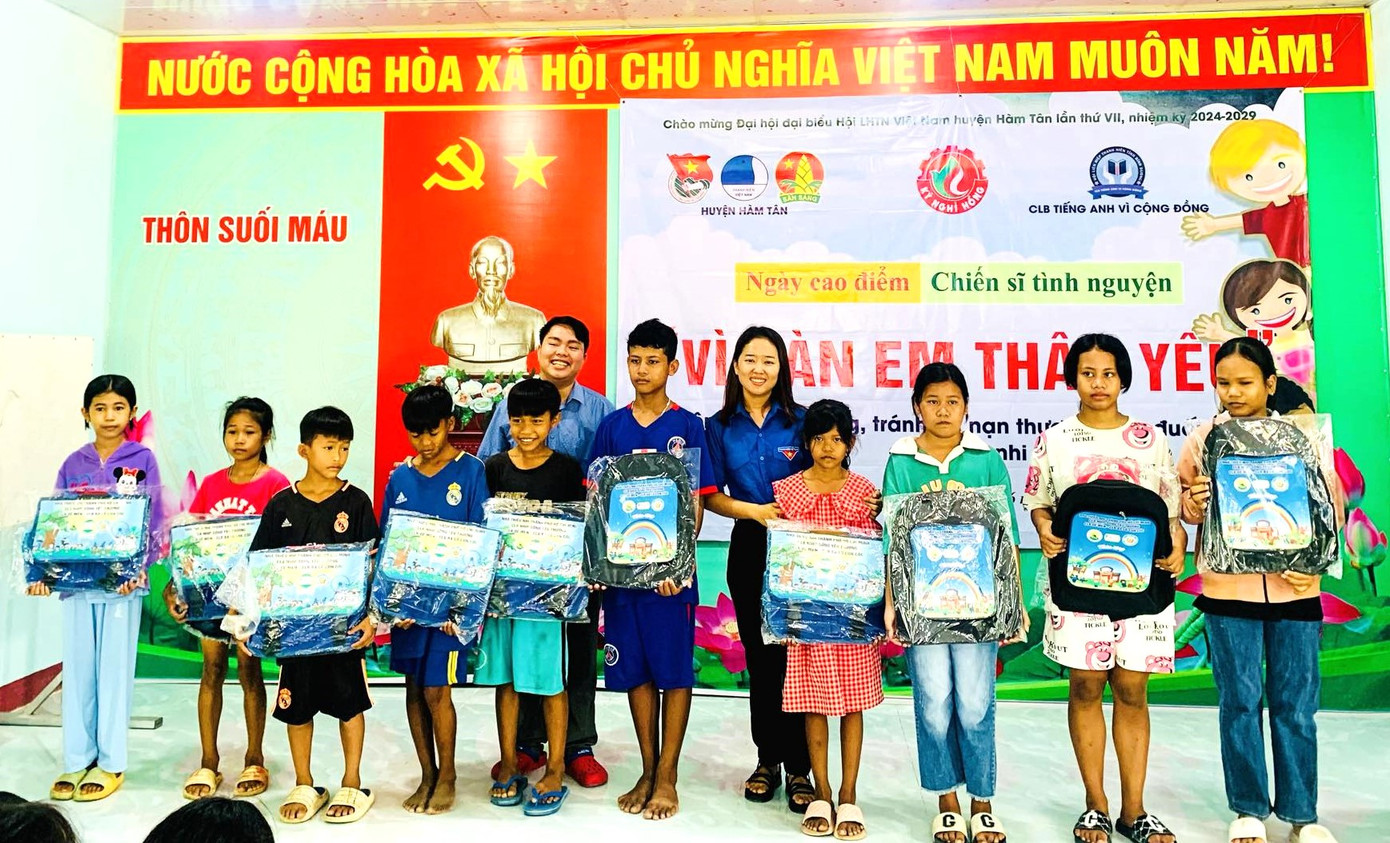 Tặng quà cho trẻ em có hoàn cảnh khó khăn.