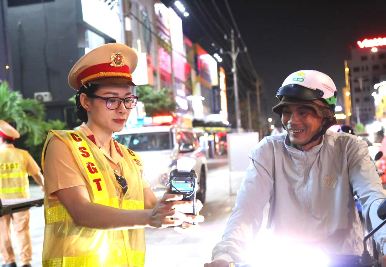 Lực lượng CSGT Công an tỉnh Bình Dương kiểm tra nồng độ cồn người tham gia giao thông Lực lượng CSGT Công an tỉnh Bình Dương kiểm tra nồng độ cồn người tham gia giao thông