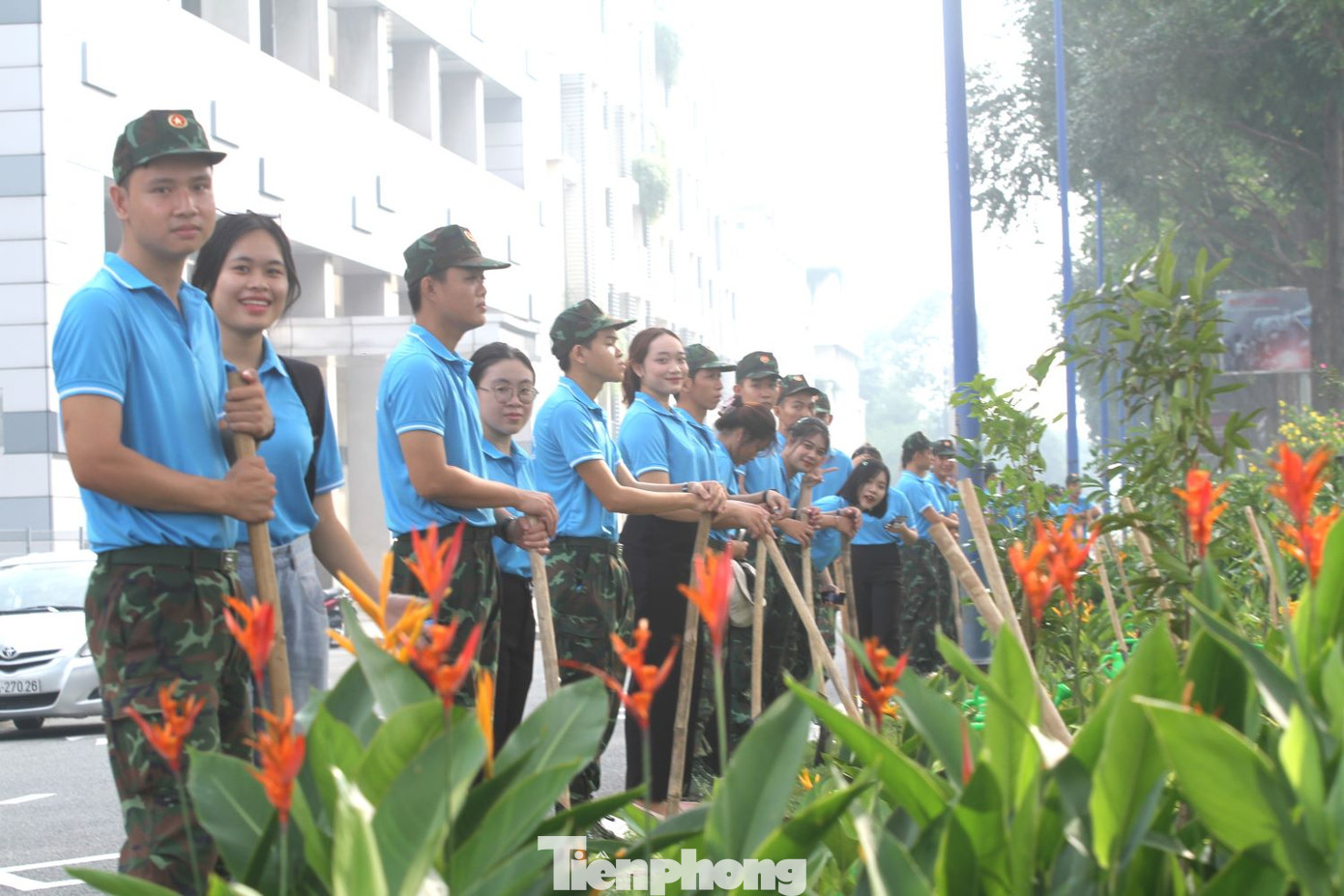 Các bạn trẻ tham gia trồng cây vì môi trường xanh, sạch, đẹp. Các bạn trẻ tham gia trồng cây vì môi trường xanh, sạch, đẹp.