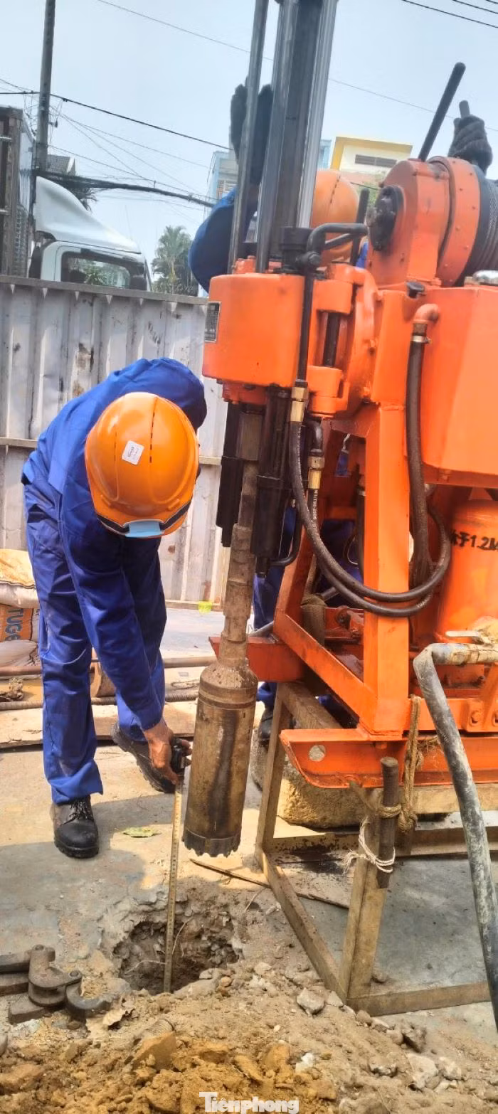 Ngày 19/6, ghi nhận của phóng viên Tiền Phong, khu vực thi công hầm chui khu vực ngã 5 Phước Kiến (phường Hiệp Thành, TP.Thủ Dầu Một, tỉnh Bình Dương) đơn vị thi công đã hoàn tất công việc khoan khảo sát. Ngày 19/6, ghi nhận của phóng viên Tiền Phong, khu vực thi công hầm chui khu vực ngã 5 Phước Kiến (phường Hiệp Thành, TP.Thủ Dầu Một, tỉnh Bình Dương) đơn vị thi công đã hoàn tất công việc khoan khảo sát.
