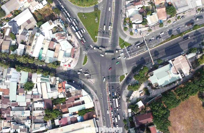 Công trình có quy mô hầm bê tông cốt thép, tuổi thọ thiết kế 100 năm; tĩnh không thiết kế hầm 5m; vận tốc thiết kế hầm, đường gom hai bên hầm 40km/h. Công trình có quy mô hầm bê tông cốt thép, tuổi thọ thiết kế 100 năm; tĩnh không thiết kế hầm 5m; vận tốc thiết kế hầm, đường gom hai bên hầm 40km/h.