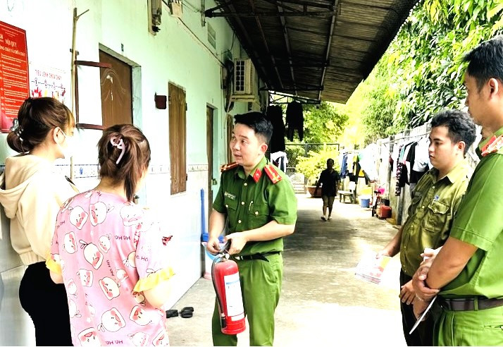 Công an kiểm tra kết hợp tuyên truyền phòng cháy chữa cháy tại khu nhà trọ ở Bình Dương