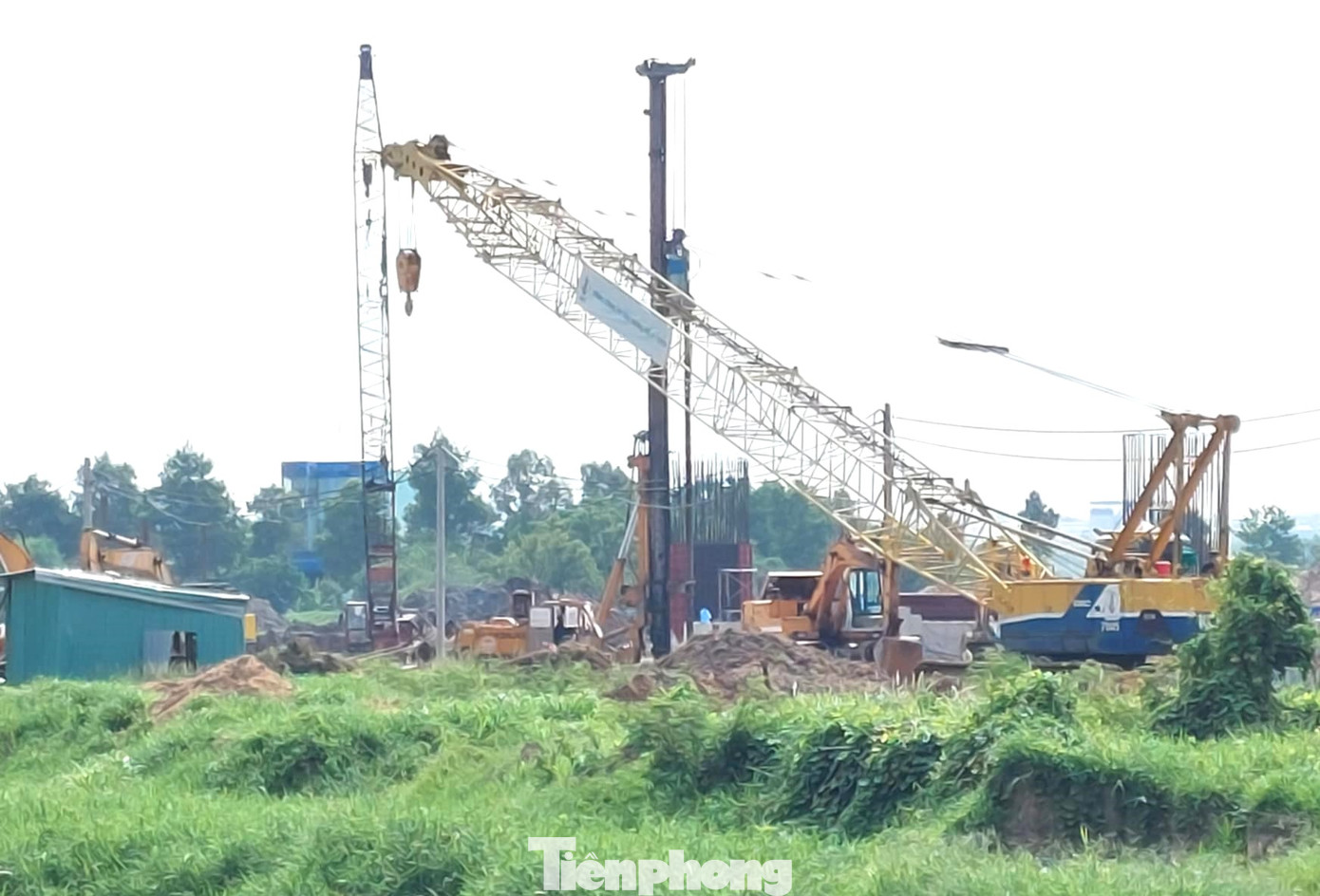 Triển khai thi công các cọc khoan nhồi, cọc thử và nạo vét, đắp cát nền đường đang diễn ra tại các khu vực cầu vượt Nguyễn Thị Minh Khai và quốc lộ 13. Triển khai thi công các cọc khoan nhồi, cọc thử và nạo vét, đắp cát nền đường đang diễn ra tại các khu vực cầu vượt Nguyễn Thị Minh Khai và quốc lộ 13.