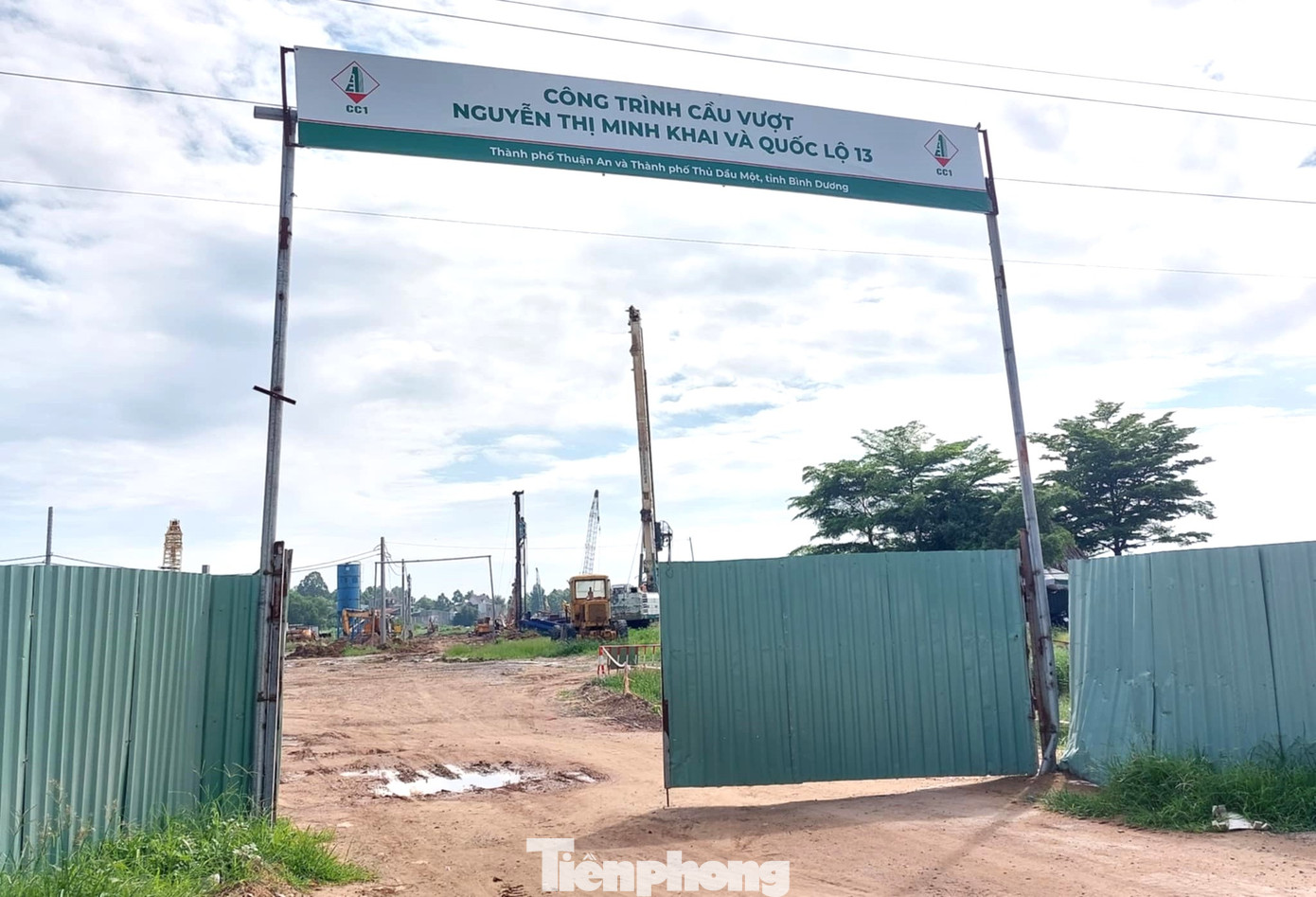 Ngày 25/6, ghi nhận của phóng viên báo Tiền Phong, các đơn vị đang triển khai thi công 2 cầu vượt qua đường Nguyễn Thị Minh Khai và quốc lộ 13 (thuộc gói xây lắp 3). Ngày 25/6, ghi nhận của phóng viên báo Tiền Phong, các đơn vị đang triển khai thi công 2 cầu vượt qua đường Nguyễn Thị Minh Khai và quốc lộ 13 (thuộc gói xây lắp 3).