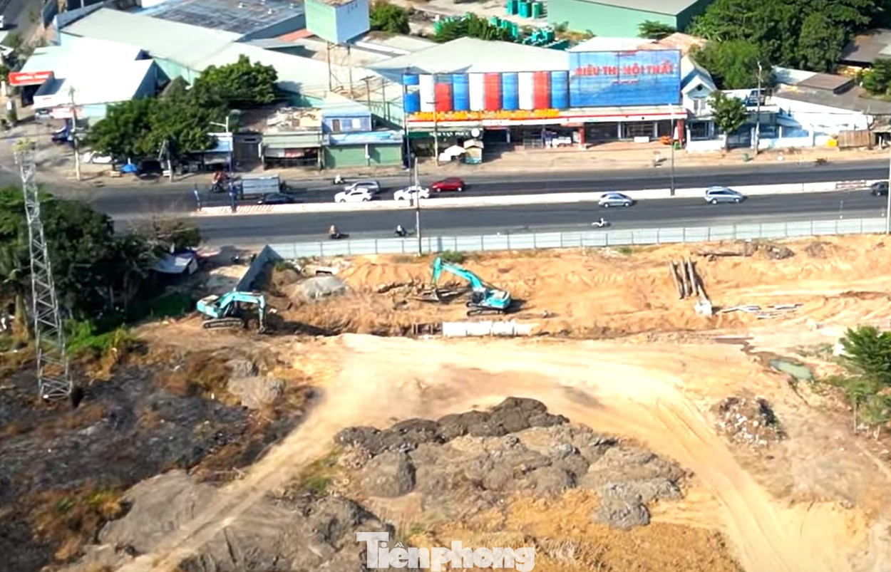 Hiện nay các đơn vị đang thực hiện việc di dời đường ống cấp nước, cáp viễn thông, lưới điện trung thế, hạ thế. Hiện nay các đơn vị đang thực hiện việc di dời đường ống cấp nước, cáp viễn thông, lưới điện trung thế, hạ thế.