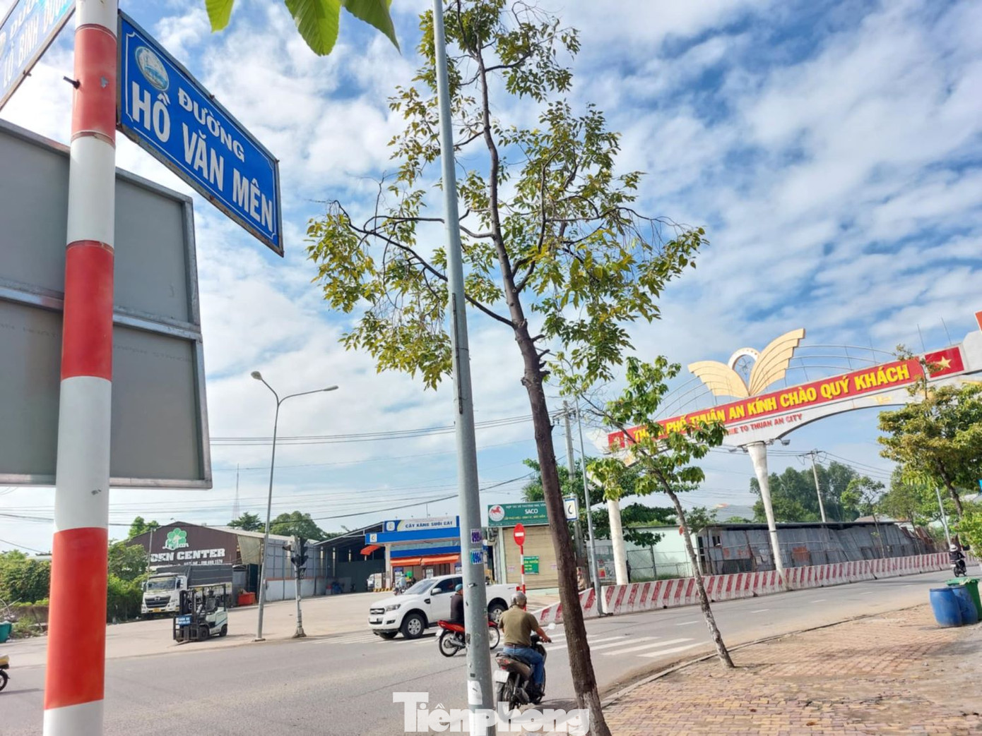 Vị trí cầu vượt Quốc lộ 13 nối đường Hồ Văn Mên thuộc phường An Thạnh (TP.Thuận An, Bình Dương). Vị trí cầu vượt Quốc lộ 13 nối đường Hồ Văn Mên thuộc phường An Thạnh (TP.Thuận An, Bình Dương).