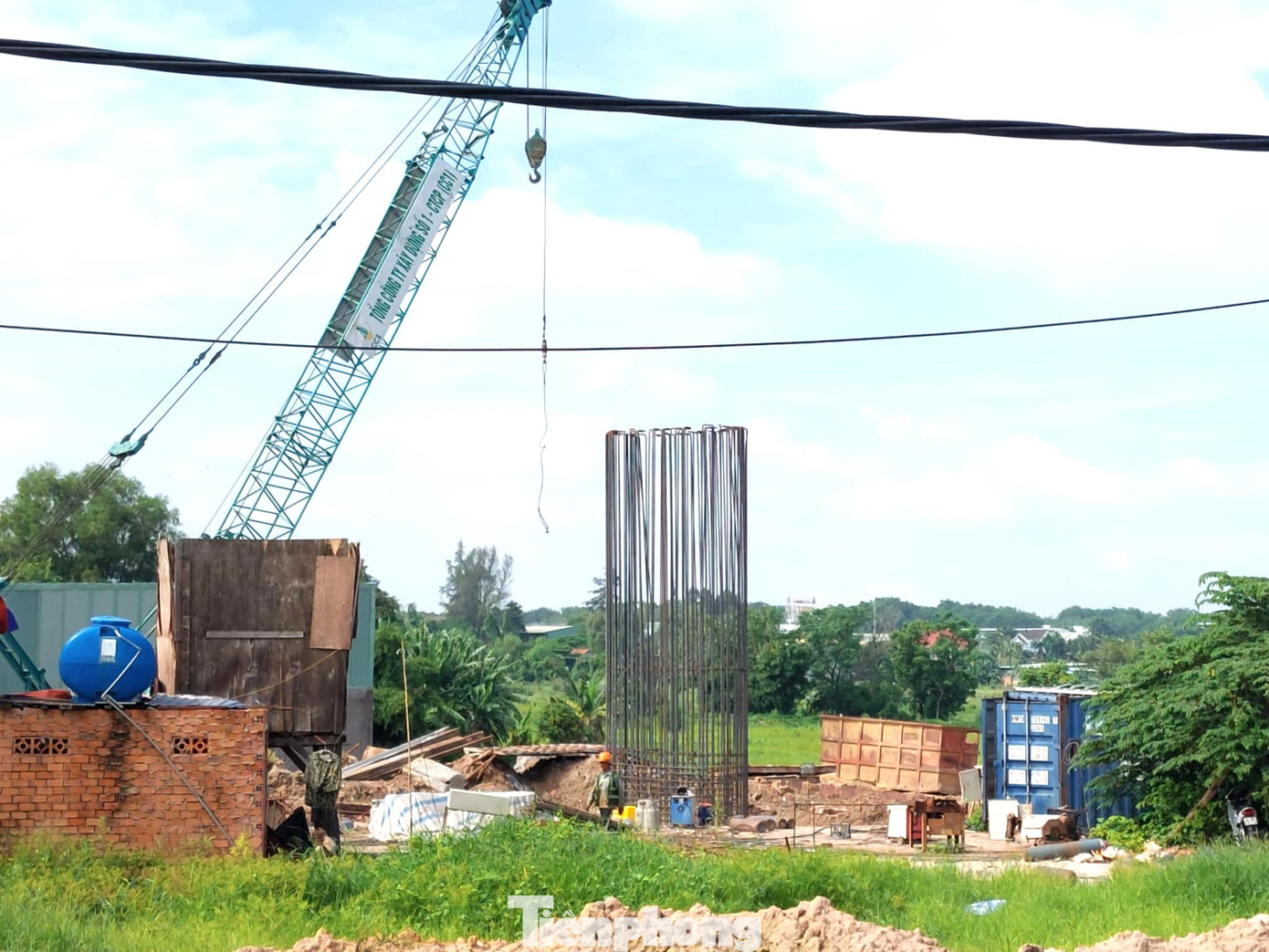 Công tác phối hợp nhận mặt bằng, triển khai thi công các cọc khoan nhồi, cọc thử và nạo vét, đắp cát nền đường đang diễn ra tại các khu vực này. Công tác phối hợp nhận mặt bằng, triển khai thi công các cọc khoan nhồi, cọc thử và nạo vét, đắp cát nền đường đang diễn ra tại các khu vực này.