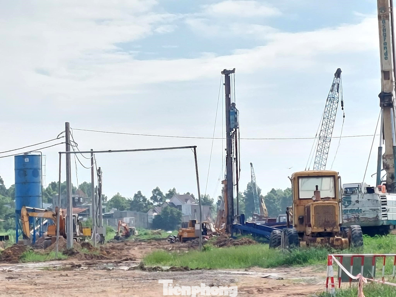 Thi công khu vực giữa nối đường Nguyễn Thị Minh Khai với quốc lộ 13. Thi công khu vực giữa nối đường Nguyễn Thị Minh Khai với quốc lộ 13.