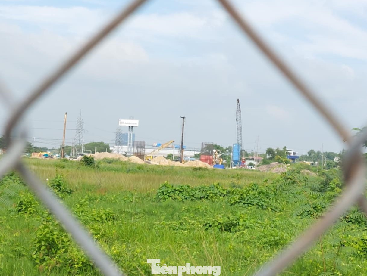 Việc bồi thường giải phóng mặt bằng công trình hai cầu vượt qua đường Nguyễn Thị Minh Khai và Quốc lộ 13 thuộc dự án thành phần 6 (bồi thường, hỗ trợ và tái định cư) tổng mức đầu tư 13.527 tỷ đồng của dự án đường Vành đai 3 TPHCM. Việc bồi thường giải phóng mặt bằng công trình hai cầu vượt qua đường Nguyễn Thị Minh Khai và Quốc lộ 13 thuộc dự án thành phần 6 (bồi thường, hỗ trợ và tái định cư) tổng mức đầu tư 13.527 tỷ đồng của dự án đường Vành đai 3 TPHCM.