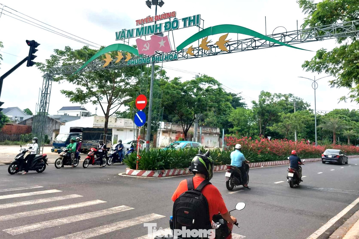 Thầy giáo Nguyễn Văn Hiệp, công tác tại một trường trung học phổ thông tại TP.Thủ Dầu Một đánh giá, việc tích hợp thông tin nhân vật được đặt tên đường là hoạt động có ý nghĩa rất thiết thực trong việc giáo dục các giá trị văn hóa, lịch sử. Theo thầy Hiệp, tính hiệu quả trong giáo dục rất cao, lại ít tốn kém. Phần lớn học sinh đều có điện thoại thông minh, lứa tuổi thích khám phá, tò mò cái mới, học lịch sử thông qua tiện ích này sẽ hiệu quả hơn là ngồi đọc sách. Thầy giáo Nguyễn Văn Hiệp, công tác tại một trường trung học phổ thông tại TP.Thủ Dầu Một đánh giá, việc tích hợp thông tin nhân vật được đặt tên đường là hoạt động có ý nghĩa rất thiết thực trong việc giáo dục các giá trị văn hóa, lịch sử. Theo thầy Hiệp, tính hiệu quả trong giáo dục rất cao, lại ít tốn kém. Phần lớn học sinh đều có điện thoại thông minh, lứa tuổi thích khám phá, tò mò cái mới, học lịch sử thông qua tiện ích này sẽ hiệu quả hơn là ngồi đọc sách.