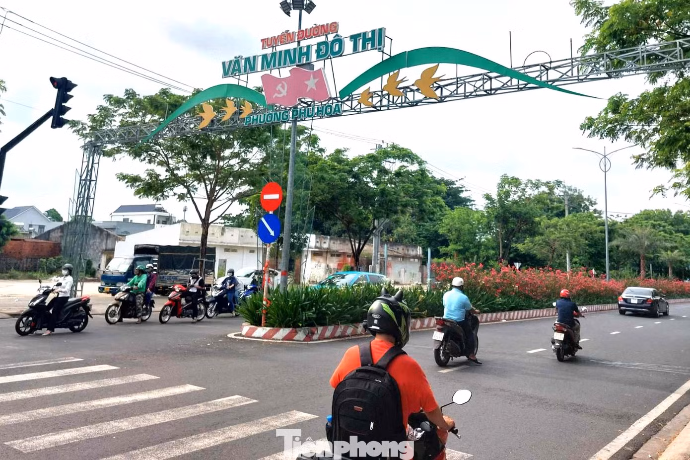 Thầy giáo Nguyễn Văn Hiệp, công tác tại một trường trung học phổ thông tại TP.Thủ Dầu Một đánh giá, việc tích hợp thông tin nhân vật được đặt tên đường là hoạt động có ý nghĩa rất thiết thực trong việc giáo dục các giá trị văn hóa, lịch sử. Theo thầy Hiệp, tính hiệu quả trong giáo dục rất cao, lại ít tốn kém. Phần lớn học sinh đều có điện thoại thông minh, lứa tuổi thích khám phá, tò mò cái mới, học lịch sử thông qua tiện ích này sẽ hiệu quả hơn là ngồi đọc sách. Thầy giáo Nguyễn Văn Hiệp, công tác tại một trường trung học phổ thông tại TP.Thủ Dầu Một đánh giá, việc tích hợp thông tin nhân vật được đặt tên đường là hoạt động có ý nghĩa rất thiết thực trong việc giáo dục các giá trị văn hóa, lịch sử. Theo thầy Hiệp, tính hiệu quả trong giáo dục rất cao, lại ít tốn kém. Phần lớn học sinh đều có điện thoại thông minh, lứa tuổi thích khám phá, tò mò cái mới, học lịch sử thông qua tiện ích này sẽ hiệu quả hơn là ngồi đọc sách.