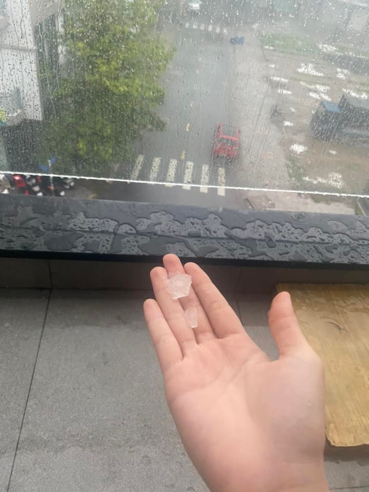 Người dân Bình Dương phấn khích khi thấy mưa đá Người dân Bình Dương phấn khích khi thấy mưa đá