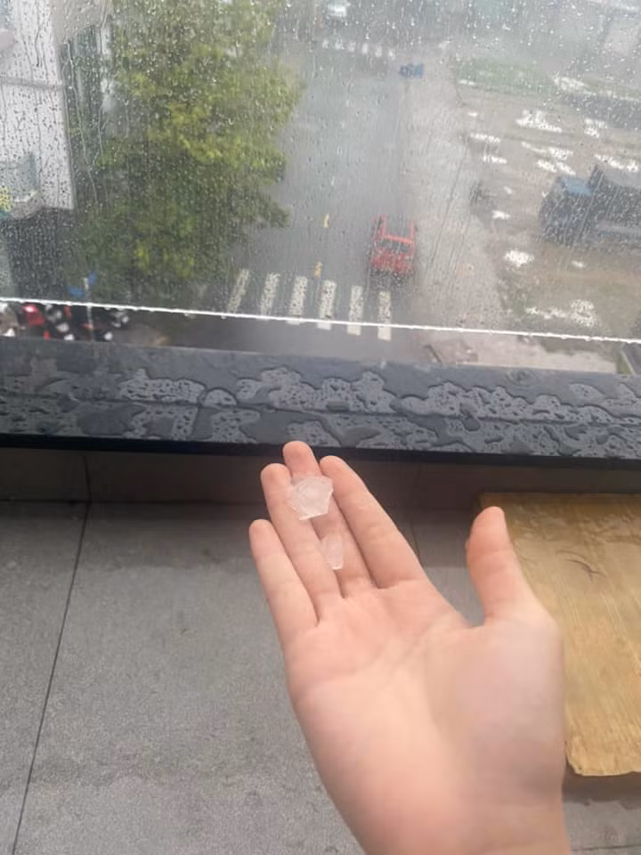 Người dân Bình Dương phấn khích khi thấy mưa đá