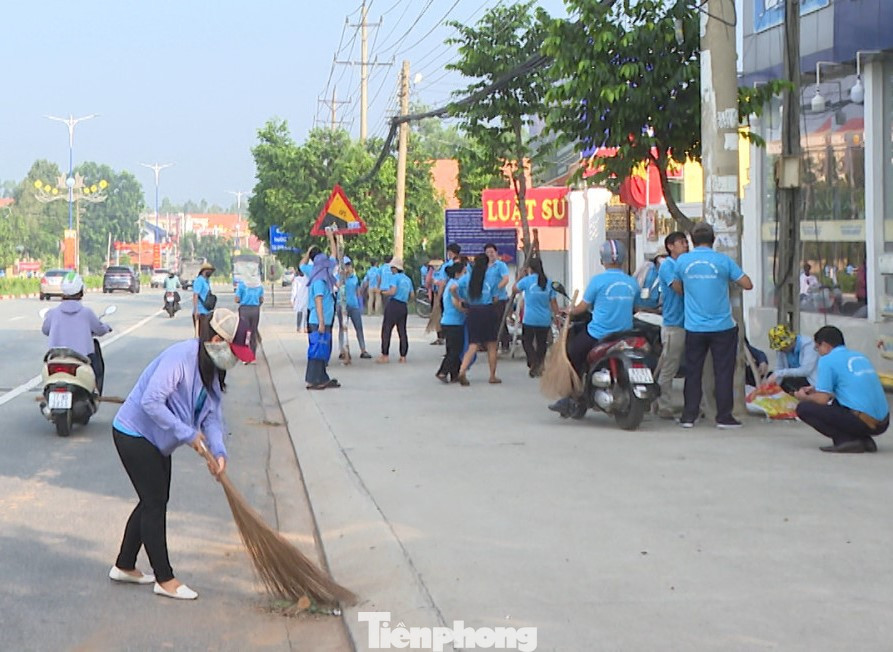 Dọn dẹp đường phố hưởng ứng "Ngày thứ Bảy văn minh". Dọn dẹp đường phố hưởng ứng "Ngày thứ Bảy văn minh".