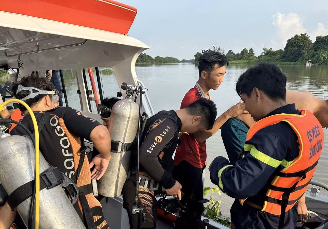 Người nhái được huy động đến tìm kiếm nạn nhân mất tích trên sông Người nhái được huy động đến tìm kiếm nạn nhân mất tích trên sông