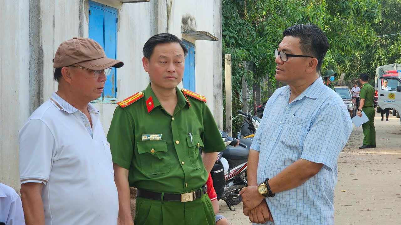 Đại tá Trần Văn Chính, Phó giám đốc Công an tỉnh Bình Dương (áo trắng, ngoài cùng bìa trái) đến hiện trường chỉ đạo lực lượng tìm kiếm nạn nhân