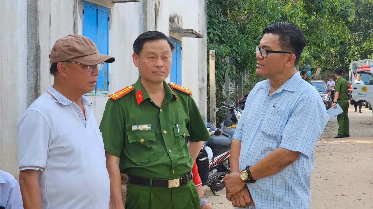 Đại tá Trần Văn Chính, Phó giám đốc Công an tỉnh Bình Dương (áo trắng, ngoài cùng bìa trái) đến hiện trường chỉ đạo lực lượng tìm kiếm nạn nhân Đại tá Trần Văn Chính, Phó giám đốc Công an tỉnh Bình Dương (áo trắng, ngoài cùng bìa trái) đến hiện trường chỉ đạo lực lượng tìm kiếm nạn nhân