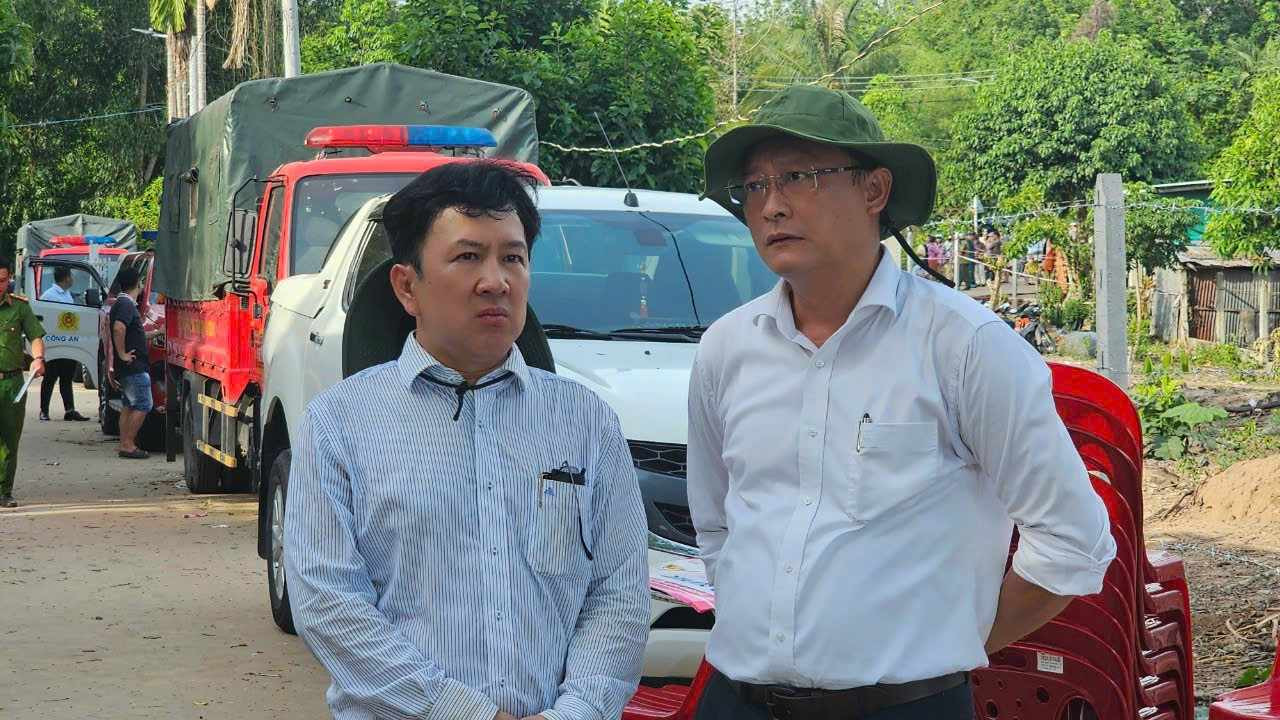 Chủ tịch UBND thành phố Bến Cát Nguyễn Trọng Ân (bìa phải) đến hiện trường chỉ đạo lực lượng tìm kiếm cứu nạn