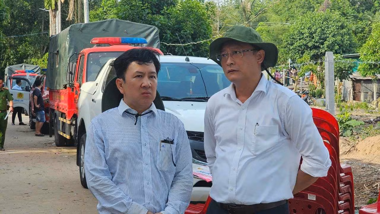 Chủ tịch UBND thành phố Bến Cát Nguyễn Trọng Ân (bìa phải) đến hiện trường chỉ đạo lực lượng tìm kiếm cứu nạn Chủ tịch UBND thành phố Bến Cát Nguyễn Trọng Ân (bìa phải) đến hiện trường chỉ đạo lực lượng tìm kiếm cứu nạn