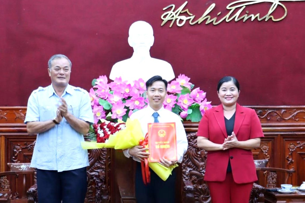 Chủ tịch UBND tỉnh Bình Phước Trần Tuệ Hiền (bìa phải) trao quyết định bổ nhiệm Phó giám đốc Sở Nội vụ