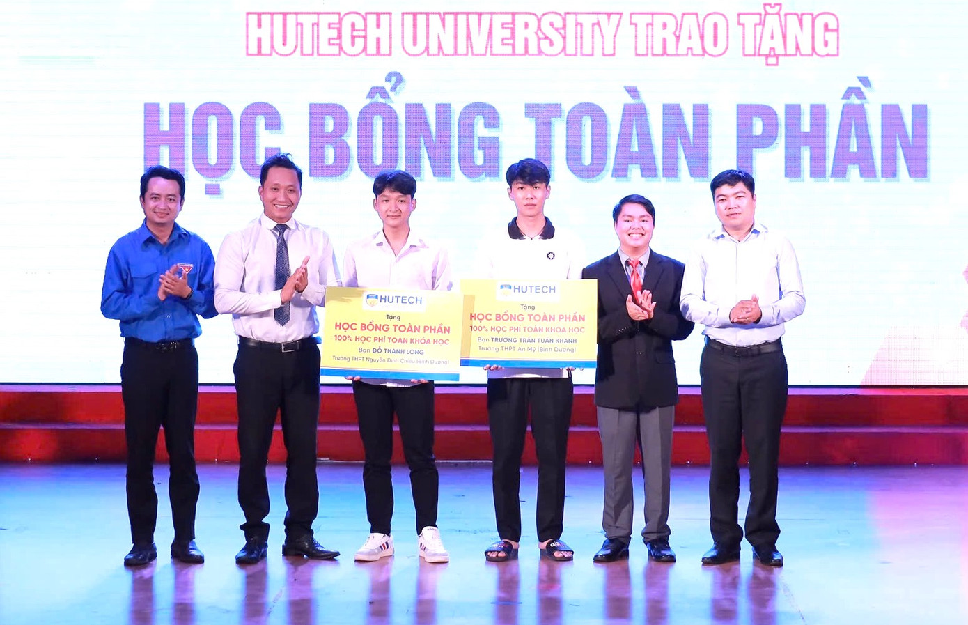 Trao học bổng toàn phần cho hai học sinh
