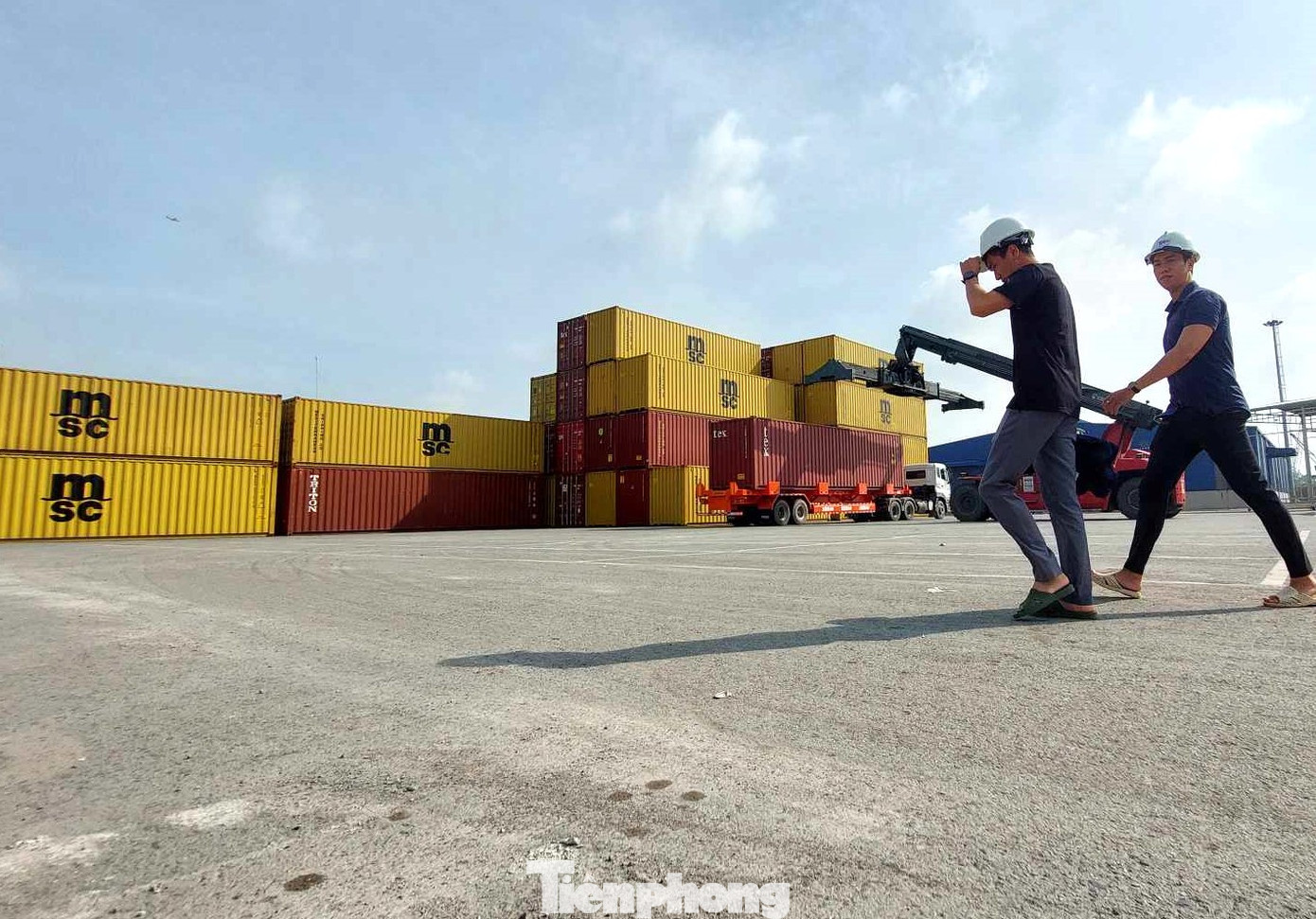 Về kế hoạch trong thời gian tới, cảng Thạnh Phước sẽ xây dựng thêm 2 cầu cảng bốc dỡ container nhằm rút ngắn thời gian xếp dỡ, tăng sản lượng giao nhận hàng hóa. Về kế hoạch trong thời gian tới, cảng Thạnh Phước sẽ xây dựng thêm 2 cầu cảng bốc dỡ container nhằm rút ngắn thời gian xếp dỡ, tăng sản lượng giao nhận hàng hóa.