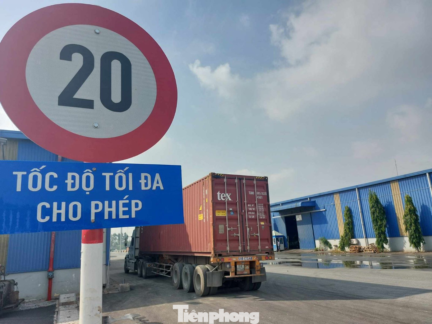 Cảng được trang bị nhiều phương tiện xếp dỡ hiện đại. Công suất xếp dỡ hàng hóa đạt 5 triệu tấn/năm. Ngoài ra, hệ thống kho bãi rộng lớn đảm bảo nhu cầu lưu trữ và bảo quản hàng hóa. Cảng được trang bị nhiều phương tiện xếp dỡ hiện đại. Công suất xếp dỡ hàng hóa đạt 5 triệu tấn/năm. Ngoài ra, hệ thống kho bãi rộng lớn đảm bảo nhu cầu lưu trữ và bảo quản hàng hóa.