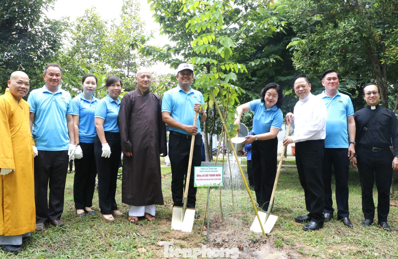 Cán bộ, chức sắc tôn giáo, đoàn thể tại tỉnh Bình Dương hưởng ứng "Ngày thứ Bảy văn minh". Cán bộ, chức sắc tôn giáo, đoàn thể tại tỉnh Bình Dương hưởng ứng "Ngày thứ Bảy văn minh".