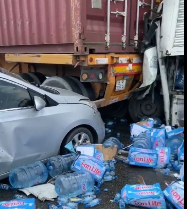 Đầu xe ô tô 5 chỗ và xe tải dính vào đuôi xe container.