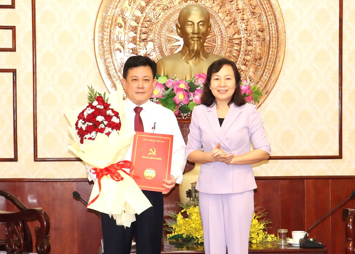 Phó Bí thư Thường trực Tỉnh ủy, Chủ tịch HĐND tỉnh Bình Phước Huỳnh Thị Hằng trao quyết định bổ nhiệm ông Đặng Hà Giang giữ chức Chánh Văn phòng Tỉnh ủy.