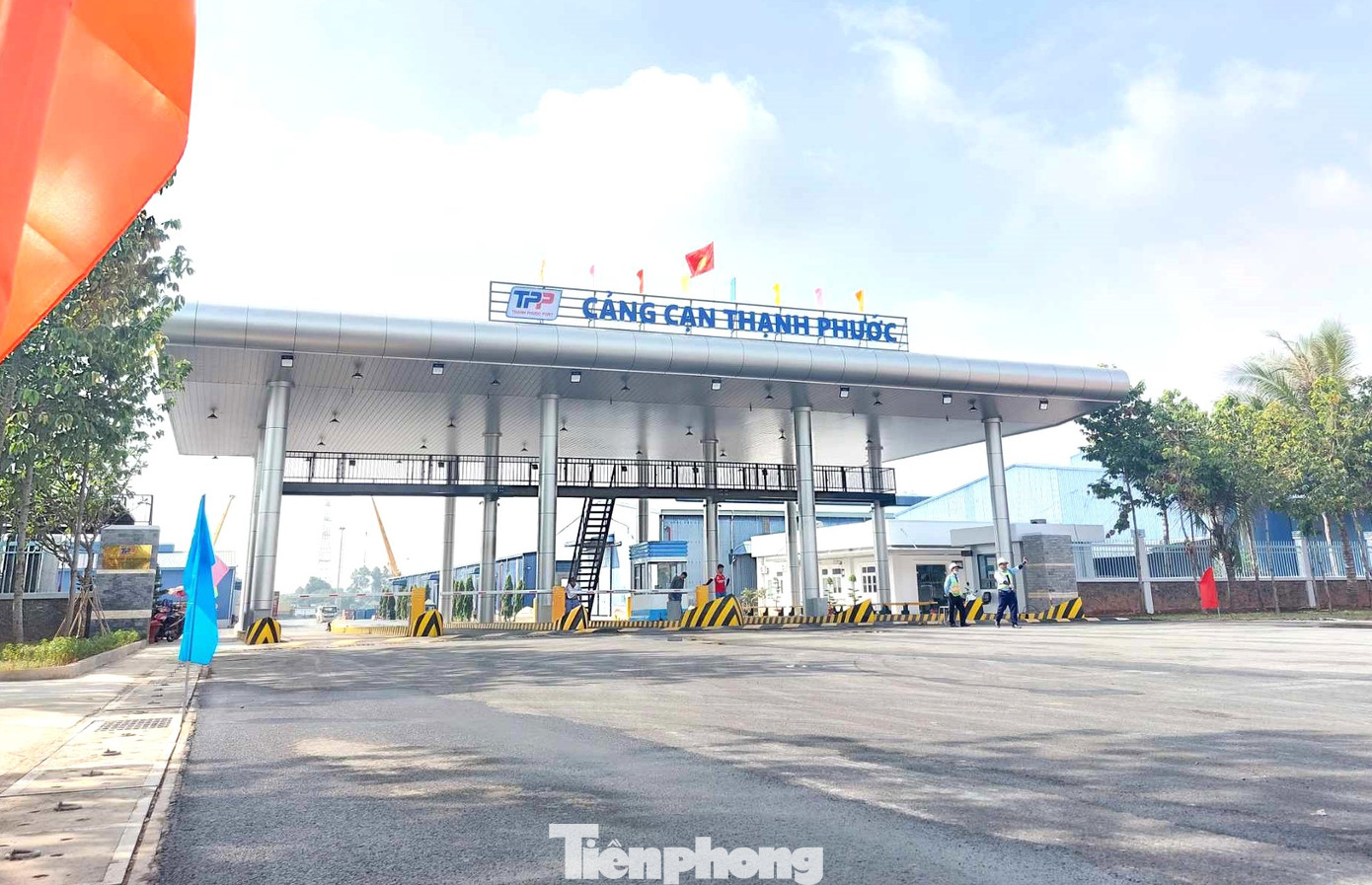 Cảng Thạnh Phước là cảng thủy nội địa nằm dọc theo đường ĐT.747A thuộc phường Thạnh Phước (thành phố Tân Uyên, tỉnh Bình Dương). Cảng được đầu tư với tổng vốn khoảng 1.500 tỷ đồng. Cảng Thạnh Phước là cảng thủy nội địa nằm dọc theo đường ĐT.747A thuộc phường Thạnh Phước (thành phố Tân Uyên, tỉnh Bình Dương). Cảng được đầu tư với tổng vốn khoảng 1.500 tỷ đồng.