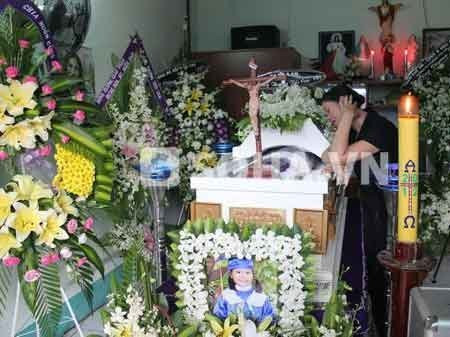 Chị Thanh đau xót trước linh cữu con gái