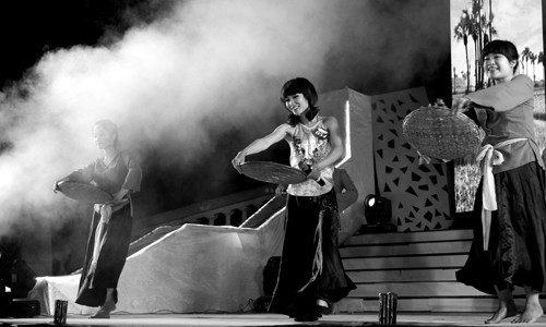 Kim Phương Thảo (giữa ảnh) với ca khúc 