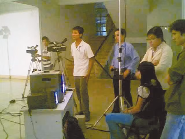 Sinh viên CĐ Phát thanh - Truyền hình II trong giờ thực hành. Ảnh: Đ.K