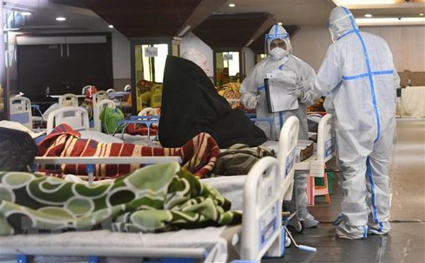 Nhân viên y tế điều trị cho bệnh nhân nhiễm COVID-19 tại bệnh viện ở New Delhi, Ấn Độ. (Ảnh: THX/TTXVN) Nhân viên y tế điều trị cho bệnh nhân nhiễm COVID-19 tại bệnh viện ở New Delhi, Ấn Độ. (Ảnh: THX/TTXVN)