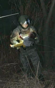 Bé gái 6 tháng tuổi được cứu sau khi rơi xuống sông Rio Grande. Ảnh: Twitter Bé gái 6 tháng tuổi được cứu sau khi rơi xuống sông Rio Grande. Ảnh: Twitter