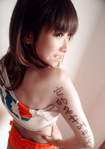 Cô gái viết thư tình lên cơ thể ảnh 8