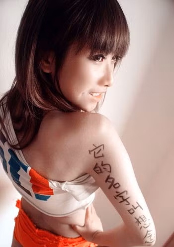 Cô gái viết thư tình lên cơ thể ảnh 8