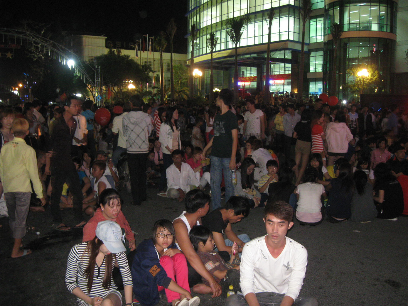 Dù bị chặn đường không vào được địa điểm bắn pháo hoa nhiều người vẫn kiên trì chờ